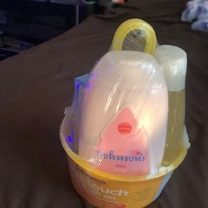 Johnson’s first touch baby gift set
